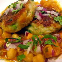 Aloo Tikki Chole (2 pcs)